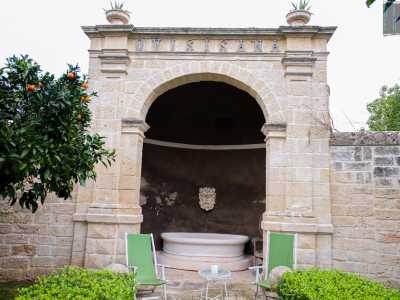 Qui tra alberi di limoni, arance e mandarini si staglia un�esedra: incavo semicircolare in tufo cinto da lesene